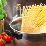 Yardwe Spaghetti Pâtes Nouilles Pot avec Filtre Couvercle Résistant à La Chaleur Poignées Côté Batterie De Cuisine Becs Induction Pan Cuisine Induction Ustensiles de Cuisine Argent - B0922MZ45VR